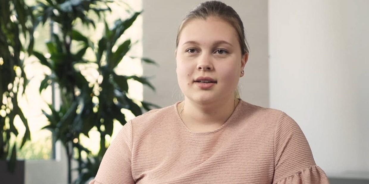 Portrait von junger Pflegefachfrau EFZ in Ausbildung.