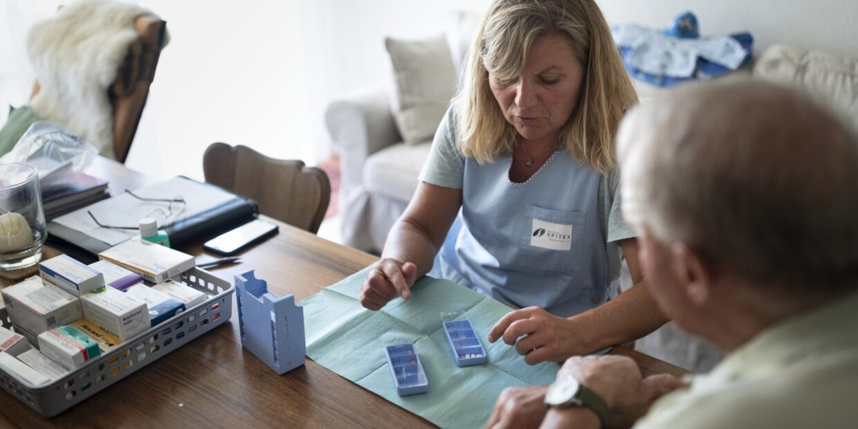 SPITEX, SPITEX SCHWEIZ, SPITALEXTERNE HILFE UND PFLEGE, NON PROFIT ORGANISATION, NONPROFIT ORGANISATION, HILFE UND PFLEGE ZU HAUSE, PFLEGE, PFLEGELEISTUNG, HILFE, HILFESTELLUNG, BETREUUNG, GESUNDHEITSWESEN, SOZIALWESEN, ZU HAUSE, WOHNUNG, WOHNZIMMER, KRANK